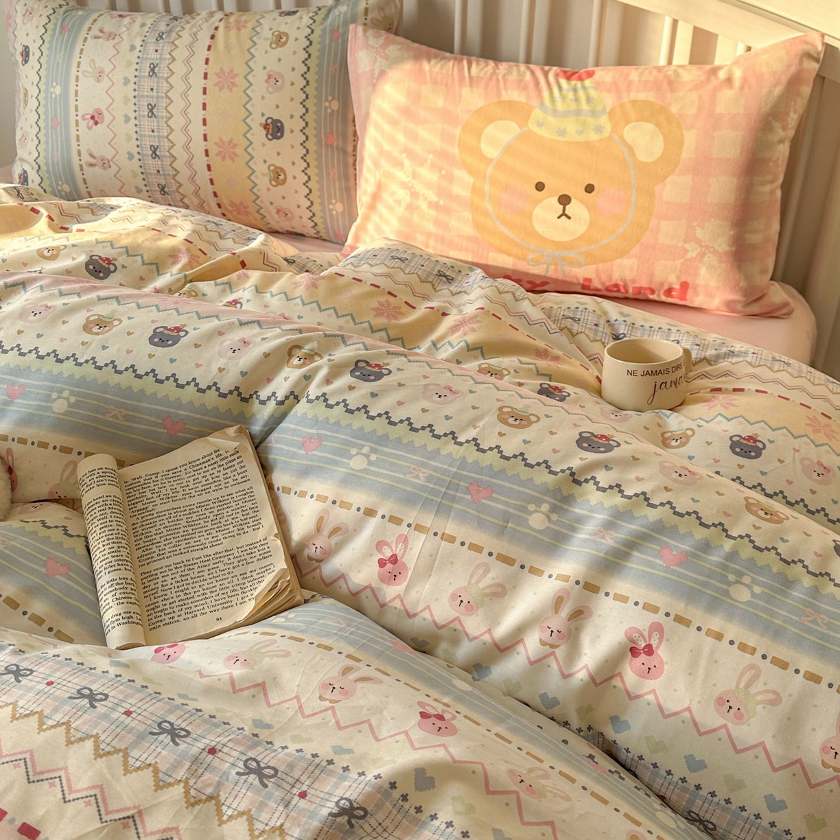 91家纺网 家纺一手货源 找家纺 桃喜 2026新款全棉混搭卡通印花学生三件套四件套 费尔岛小熊