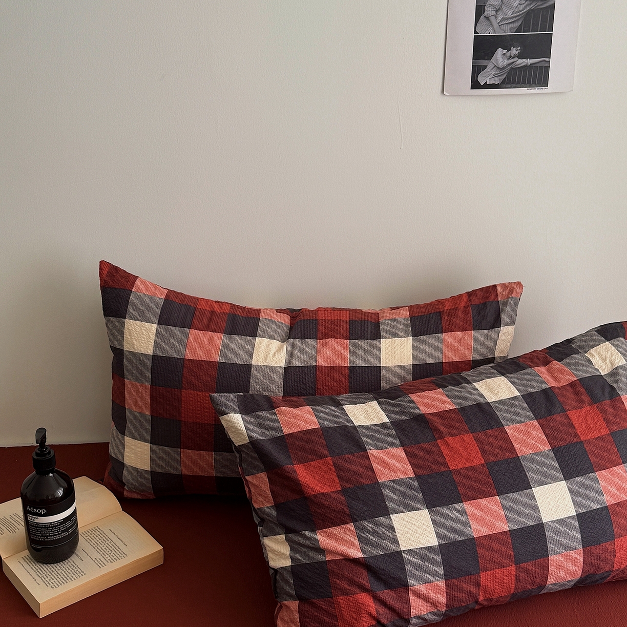 91家纺网 家纺一手货源 找家纺 初念 2026春夏新款简约泡芙纱四件套 雅致红灰