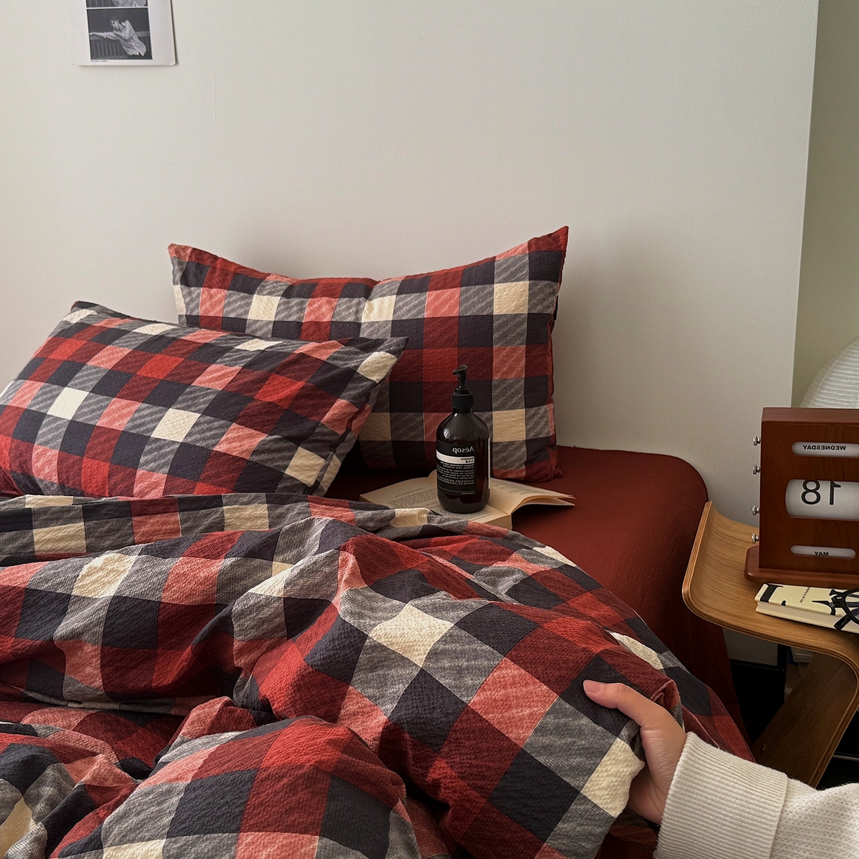 91家纺网 家纺一手货源 找家纺 初念 2026春夏新款简约泡芙纱四件套 雅致红灰