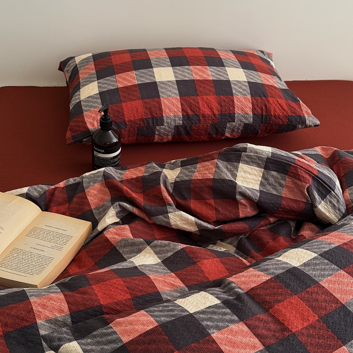 91家纺网 家纺一手货源 找家纺 初念 2026春夏新款简约泡芙纱四件套 雅致红灰