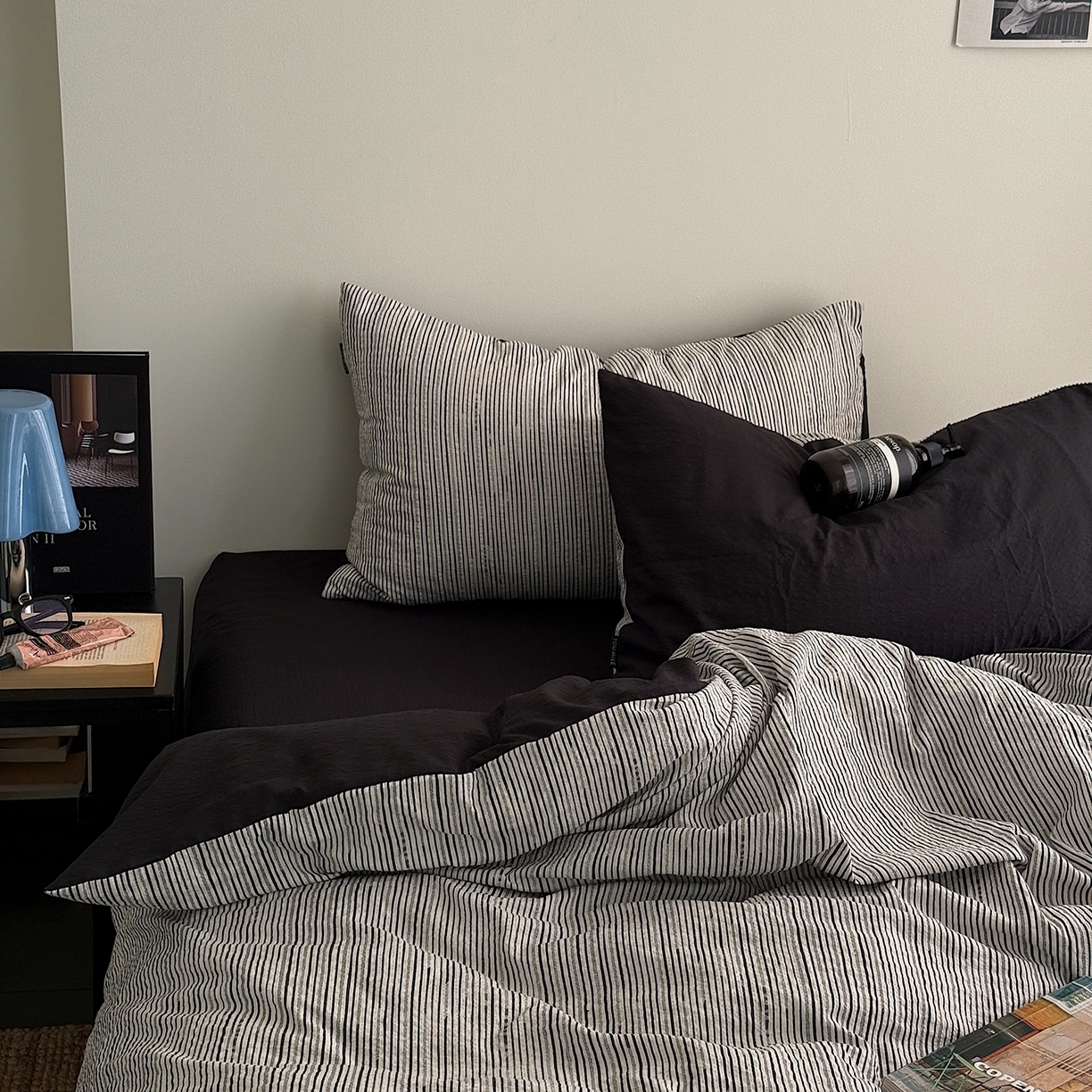 91家纺网 家纺一手货源 找家纺 初念 2026春夏新款简约泡芙纱四件套 马克黑条