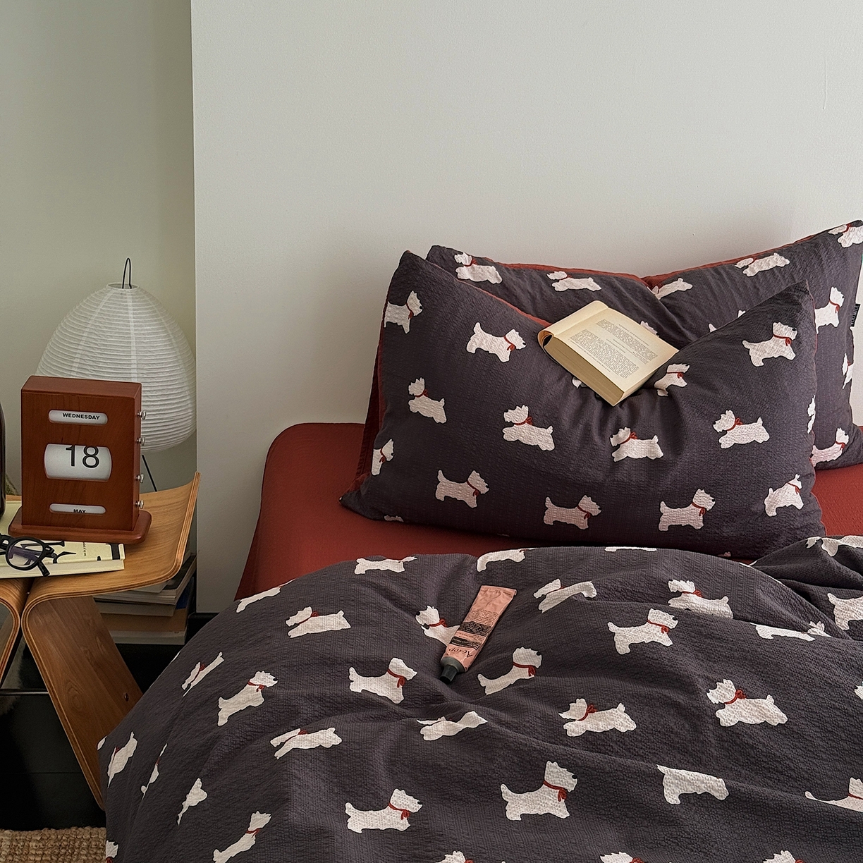 91家纺网 家纺一手货源 找家纺 初念 2026春夏新款简约泡芙纱四件套 灰黑雪纳瑞