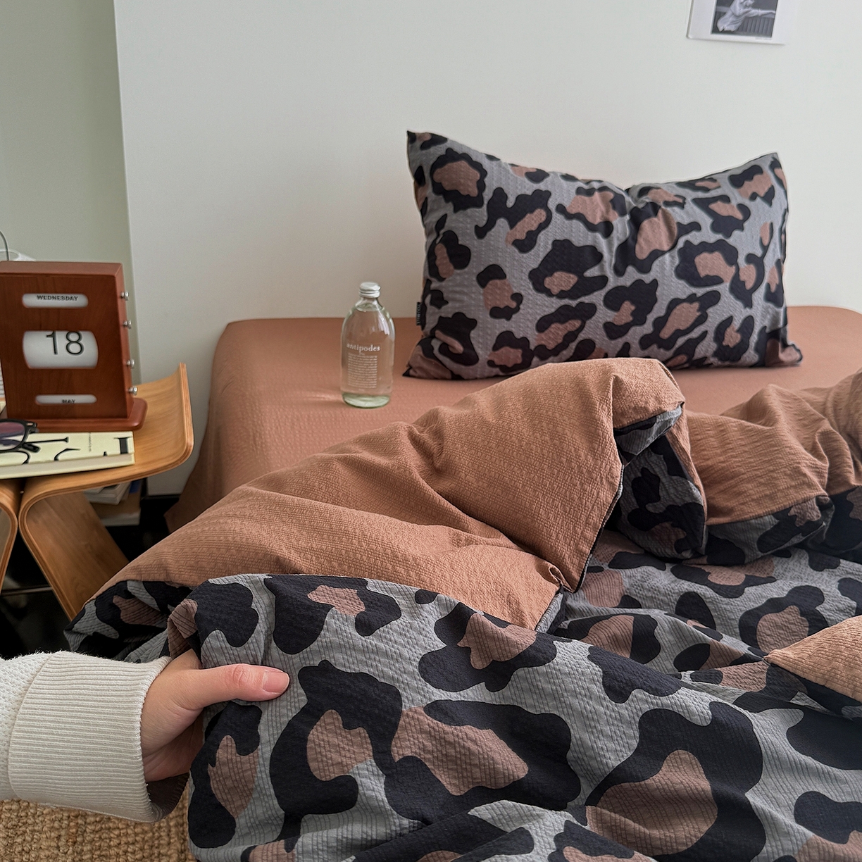 91家纺网 家纺一手货源 找家纺 初念 2026春夏新款简约泡芙纱四件套 灰豹纹