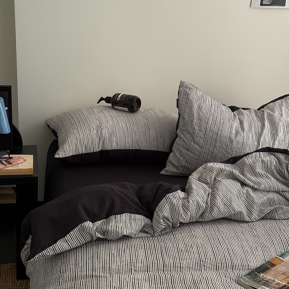 91家纺网 家纺一手货源 找家纺 初念 2026春夏新款简约泡芙纱四件套 马克黑条