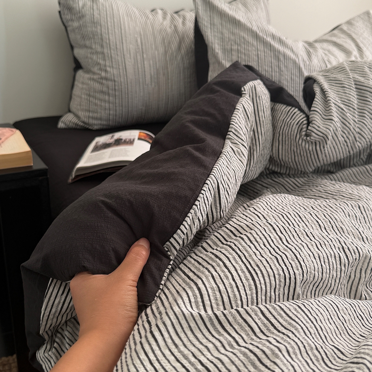 91家纺网 家纺一手货源 找家纺 初念 2026春夏新款简约泡芙纱四件套 马克黑条