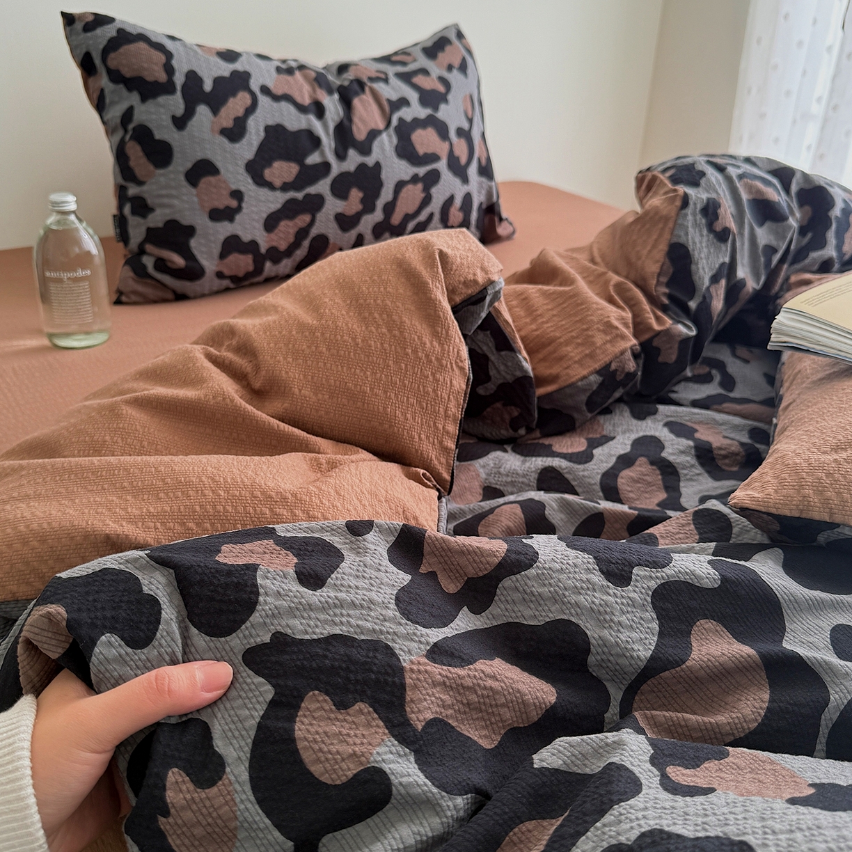 91家纺网 家纺一手货源 找家纺 初念 2026春夏新款简约泡芙纱四件套 灰豹纹