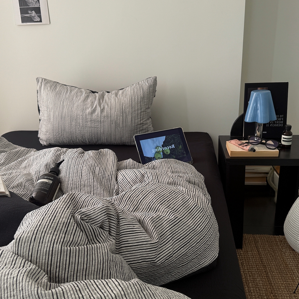 91家纺网 家纺一手货源 找家纺 初念 2026春夏新款简约泡芙纱四件套 马克黑条