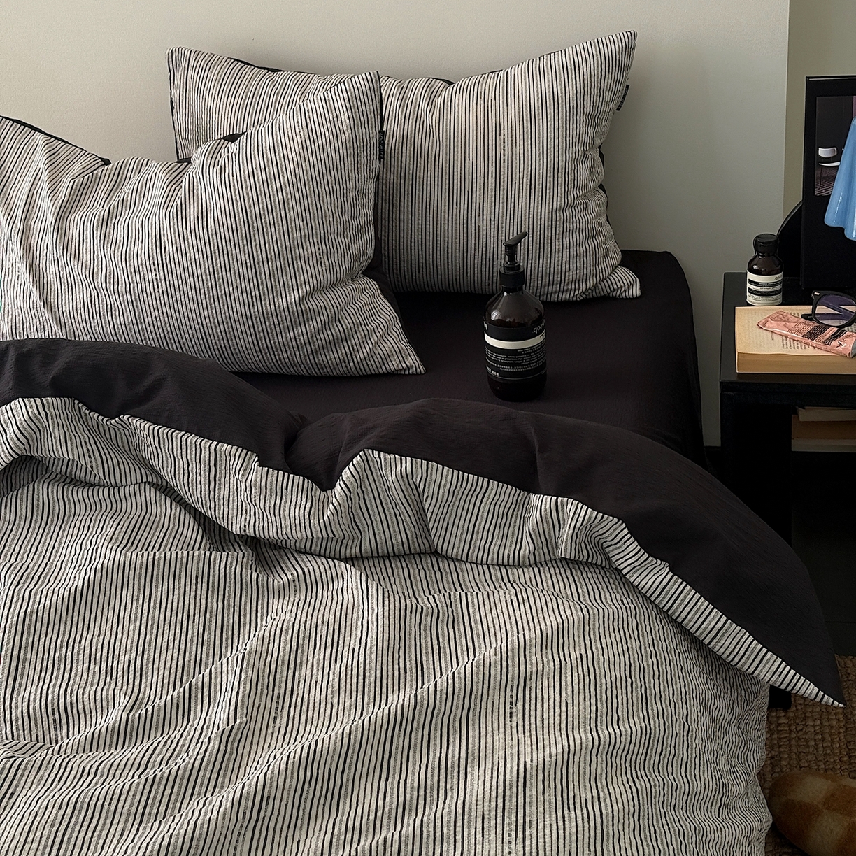 91家纺网 家纺一手货源 找家纺 初念 2026春夏新款简约泡芙纱四件套 马克黑条