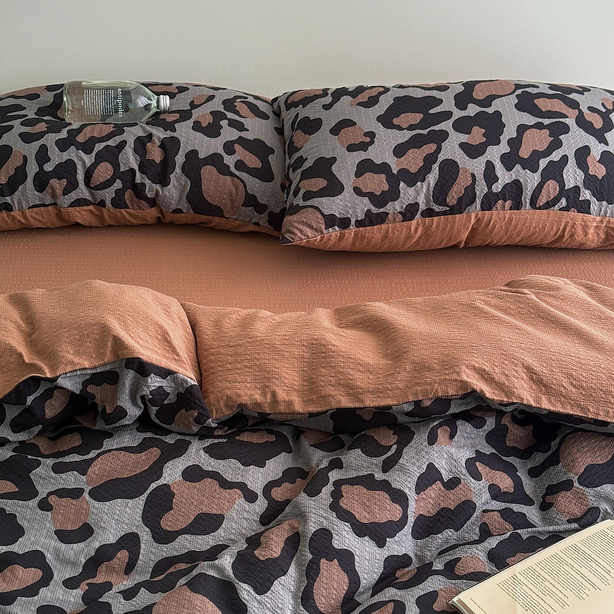 91家纺网 家纺一手货源 找家纺 初念 2026春夏新款简约泡芙纱四件套 灰豹纹