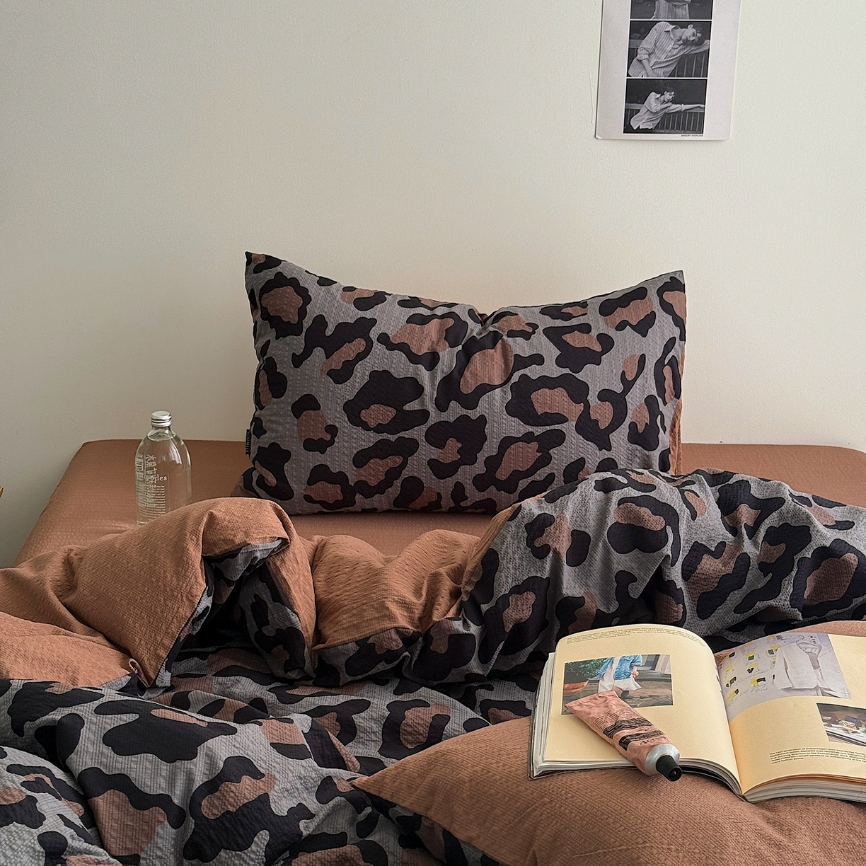 91家纺网 家纺一手货源 找家纺 初念 2026春夏新款简约泡芙纱四件套 灰豹纹