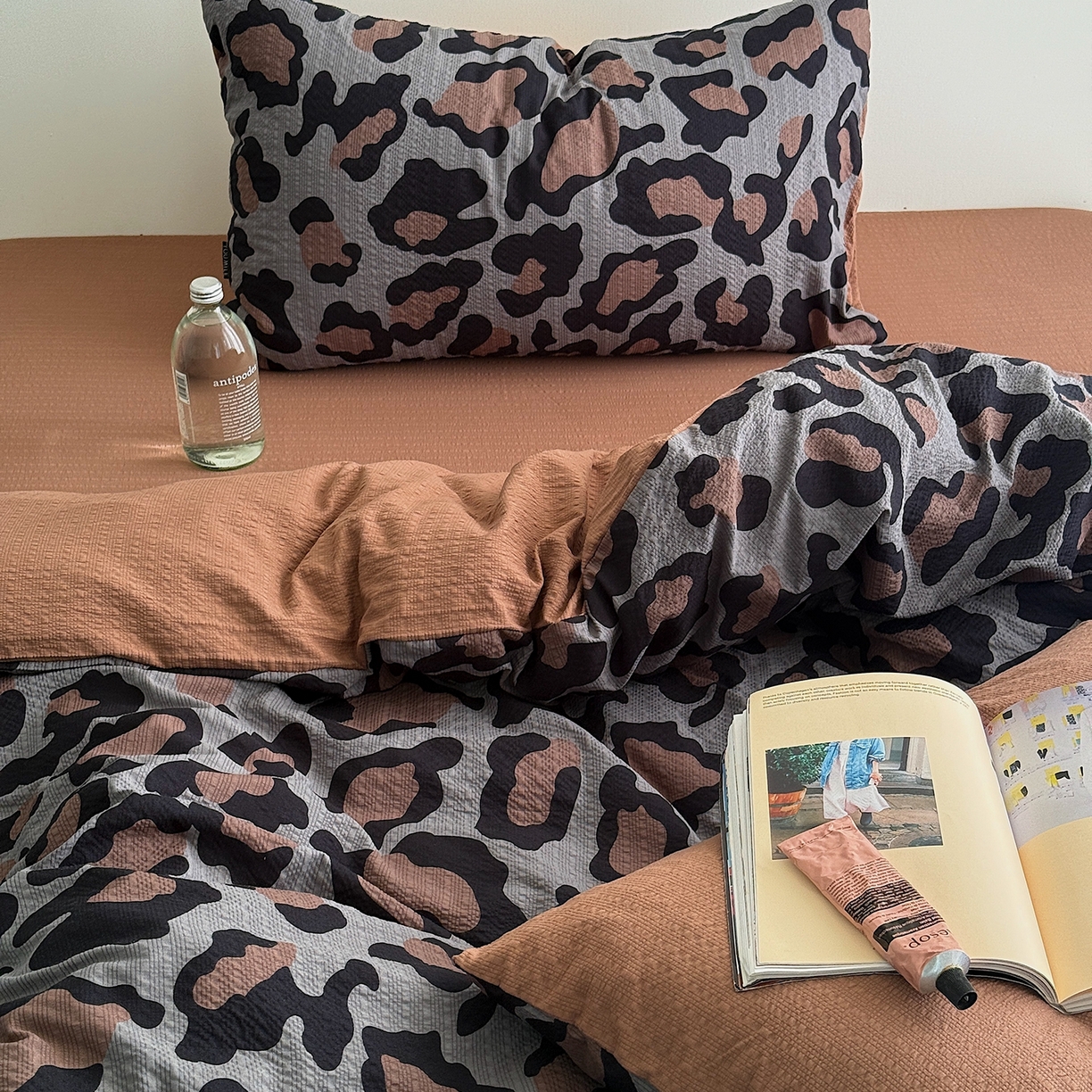 91家纺网 家纺一手货源 找家纺 初念 2026春夏新款简约泡芙纱四件套 灰豹纹