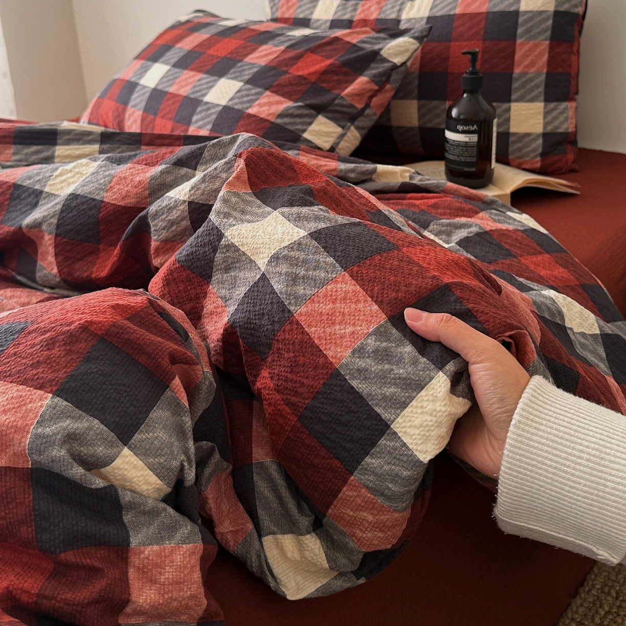 91家纺网 家纺一手货源 找家纺 初念 2026春夏新款简约泡芙纱四件套 雅致红灰