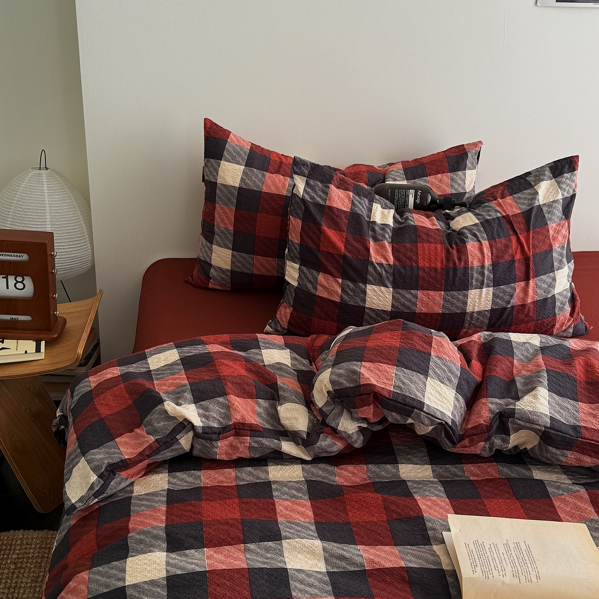 91家纺网 家纺一手货源 找家纺 初念 2026春夏新款简约泡芙纱四件套 雅致红灰