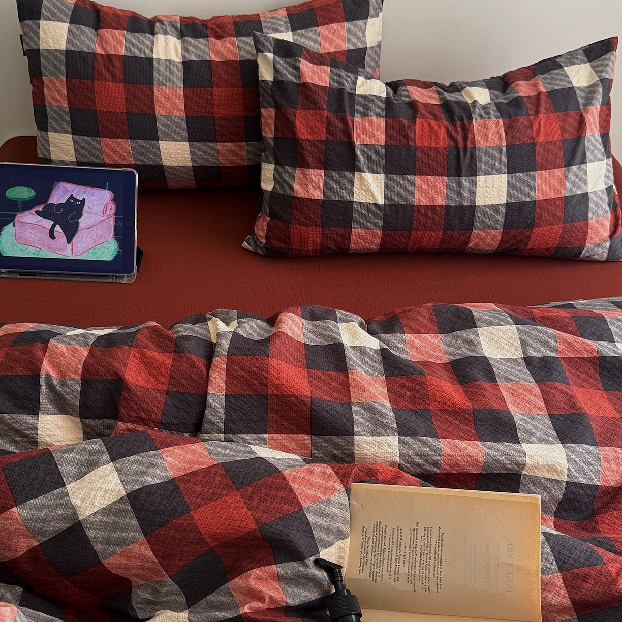 91家纺网 家纺一手货源 找家纺 初念 2026春夏新款简约泡芙纱四件套 雅致红灰