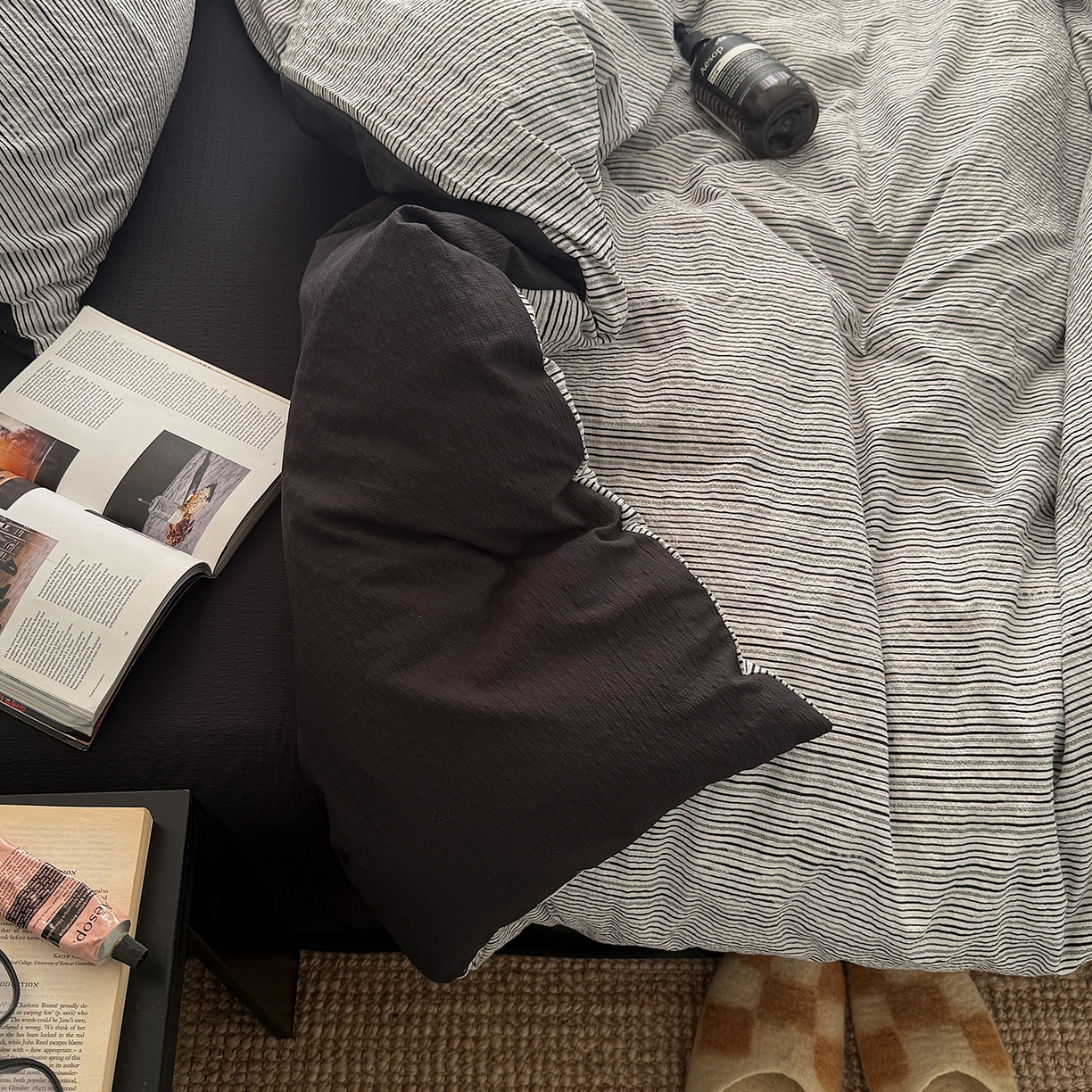 91家纺网 家纺一手货源 找家纺 初念 2026春夏新款简约泡芙纱四件套 马克黑条