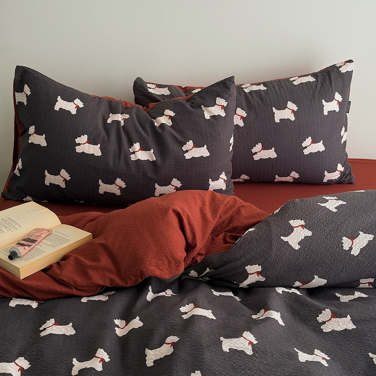 91家纺网 家纺一手货源 找家纺 初念 2026春夏新款简约泡芙纱四件套 灰黑雪纳瑞