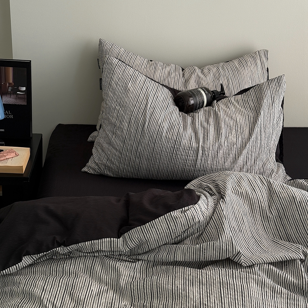 91家纺网 家纺一手货源 找家纺 初念 2026春夏新款简约泡芙纱四件套 马克黑条