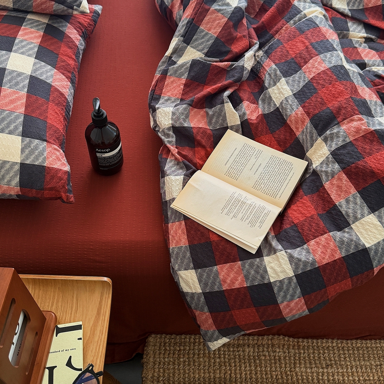 91家纺网 家纺一手货源 找家纺 初念 2026春夏新款简约泡芙纱四件套 雅致红灰