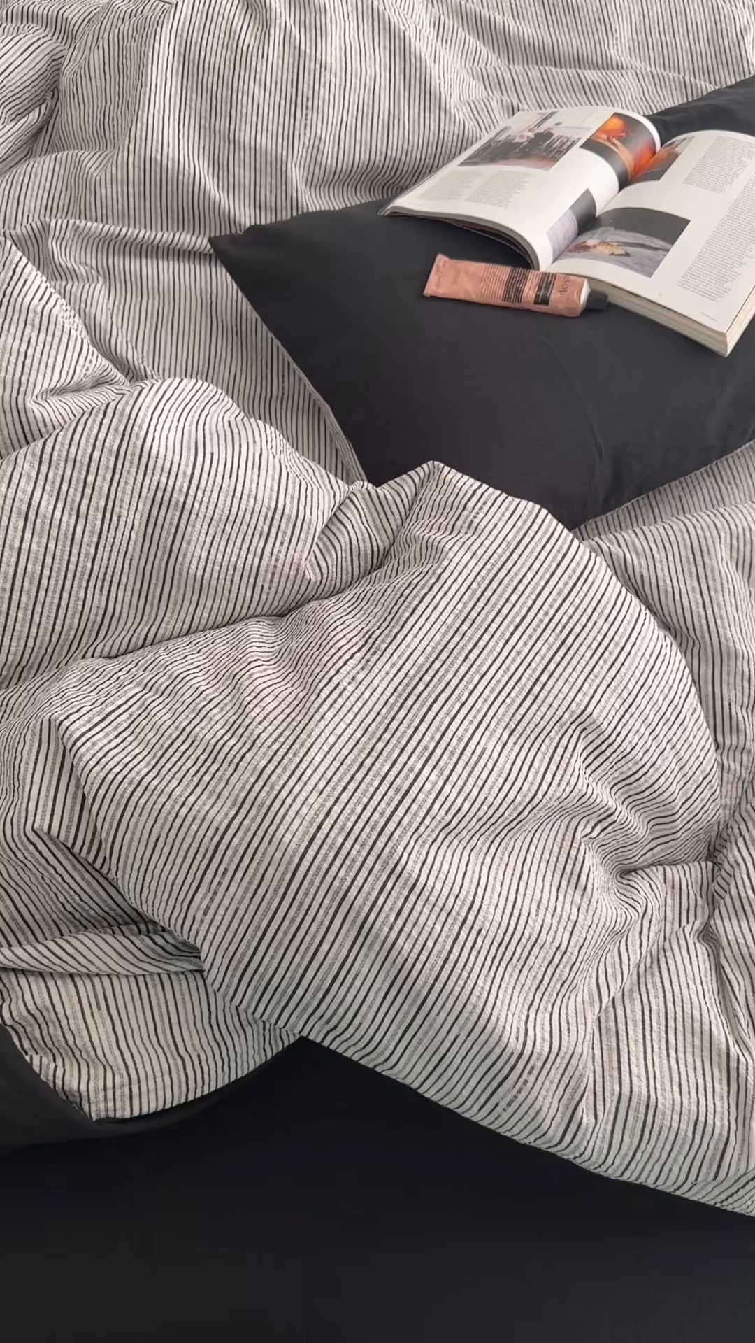 91家纺网 家纺一手货源 找家纺 初念 2026春夏新款简约泡芙纱四件套 马克黑条