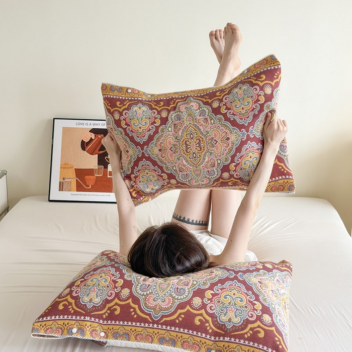 91家纺网 家纺一手货源 找家纺 朴尔家纺-毛巾被 2026新款半包可调节暗扣魔术全棉纯棉三层纱布枕巾 大马士革纹-红黄 53x110cm枕巾一对