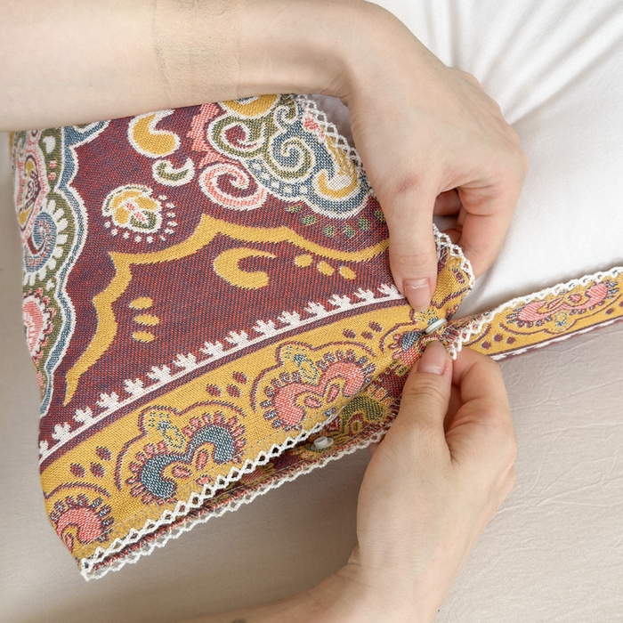 91家纺网 家纺一手货源 找家纺 朴尔家纺-毛巾被 2026新款半包可调节暗扣魔术全棉纯棉三层纱布枕巾 大马士革纹-红黄 53x110cm枕巾一对