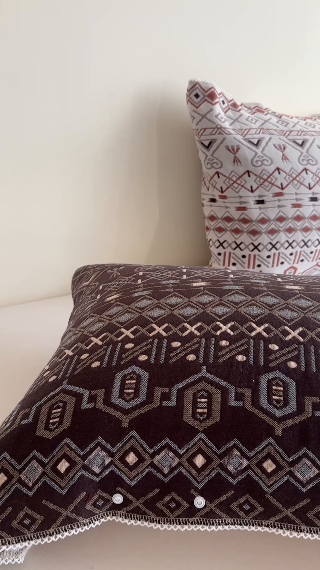 91家纺网 家纺一手货源 找家纺 朴尔家纺-毛巾被 2026新款半包可调节暗扣魔术全棉纯棉三层纱布枕巾 玛雅岩纹-白棕 53x110cm枕巾一对