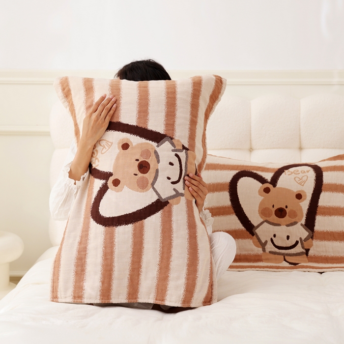 91家纺网 家纺一手货源 找家纺 朴尔家纺-毛巾被 2026新款全棉纯棉欣软系列定位四层加厚柔软纱布枕巾 条纹爱心熊