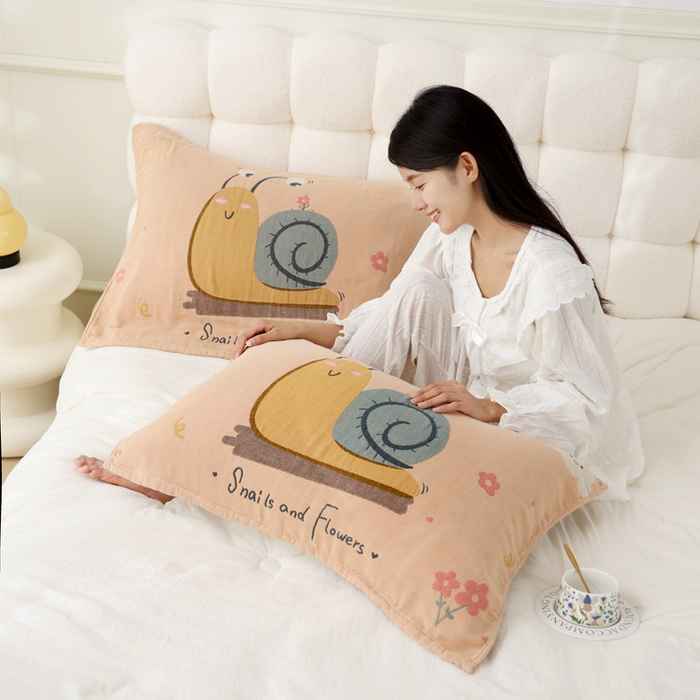 91家纺网 家纺一手货源 找家纺 朴尔家纺-毛巾被 2026新款全棉纯棉欣软系列定位四层加厚柔软纱布枕巾 蜗蜗漫步