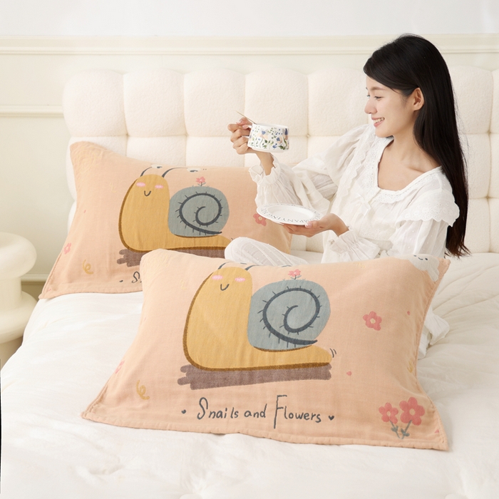 91家纺网 家纺一手货源 找家纺 朴尔家纺-毛巾被 2026新款全棉纯棉欣软系列定位四层加厚柔软纱布枕巾 蜗蜗漫步