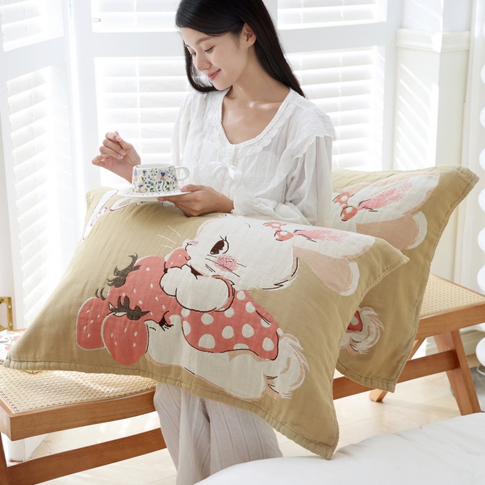 91家纺网 家纺一手货源 找家纺 朴尔家纺-毛巾被 2026新款全棉纯棉欣软系列定位四层加厚柔软纱布枕巾 草莓兔