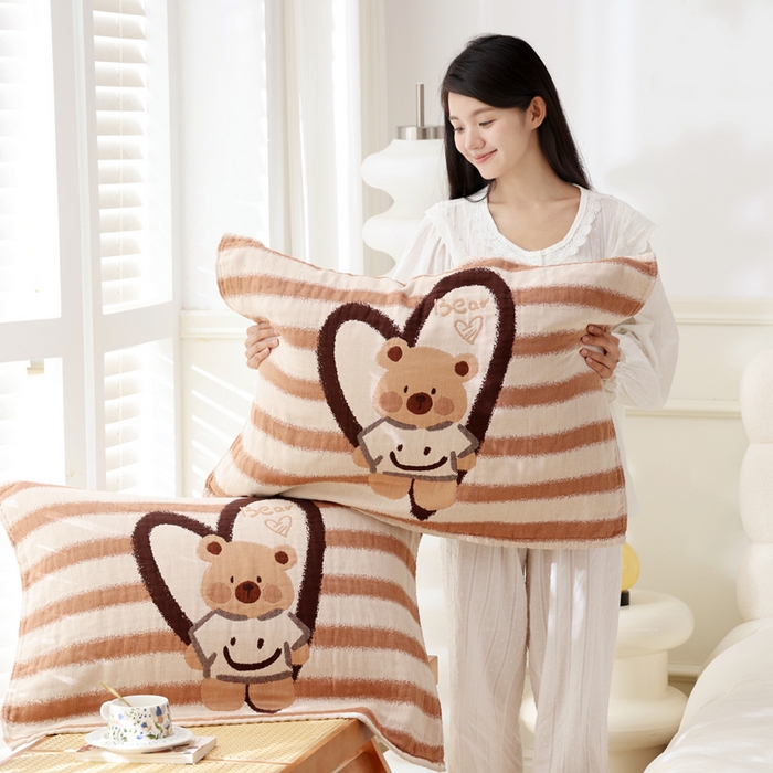 91家纺网 家纺一手货源 找家纺 朴尔家纺-毛巾被 2026新款全棉纯棉欣软系列定位四层加厚柔软纱布枕巾 条纹爱心熊