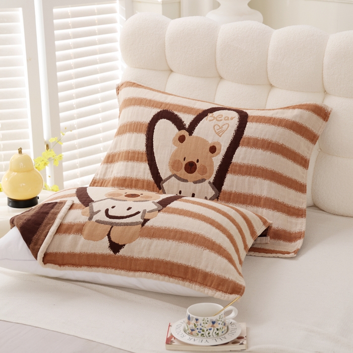 91家纺网 家纺一手货源 找家纺 朴尔家纺-毛巾被 2026新款全棉纯棉欣软系列定位四层加厚柔软纱布枕巾 条纹爱心熊