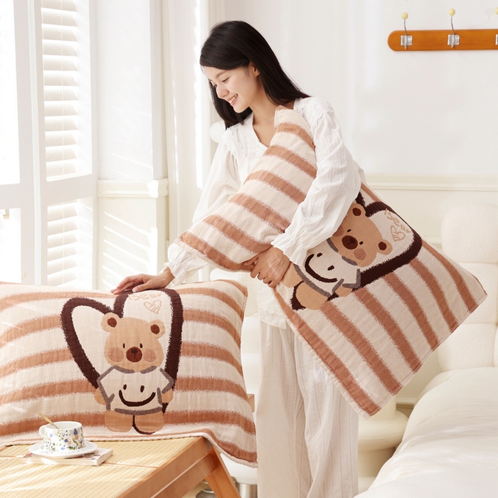 91家纺网 家纺一手货源 找家纺 朴尔家纺-毛巾被 2026新款全棉纯棉欣软系列定位四层加厚柔软纱布枕巾 条纹爱心熊