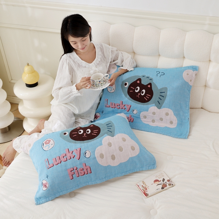 91家纺网 家纺一手货源 找家纺 朴尔家纺-毛巾被 2026新款全棉纯棉欣软系列定位四层加厚柔软纱布枕巾 云朵鱼