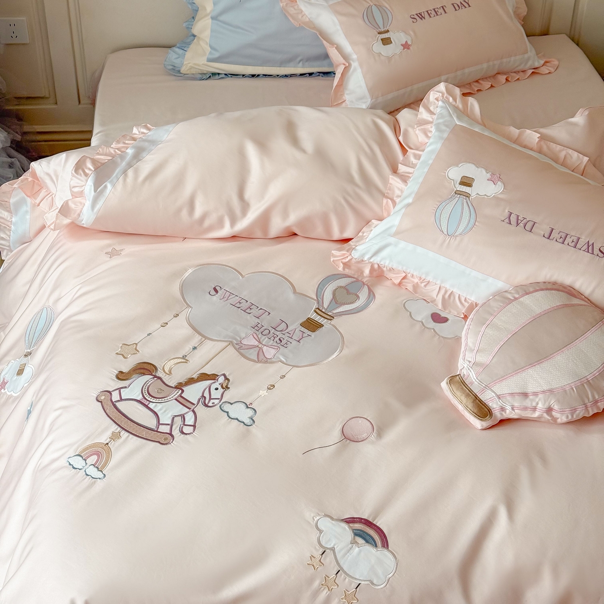 91家纺网 家纺一手货源 找家纺 （总）西西家居 2026新款50s长绒棉纯棉四件套-晴空漫游记-粉 会员-20元,商品控价：不得低于 线上（基础价）：小号床单款408/ 标准床单款442 线上（超级立减）：小号床单款368/ 标准床