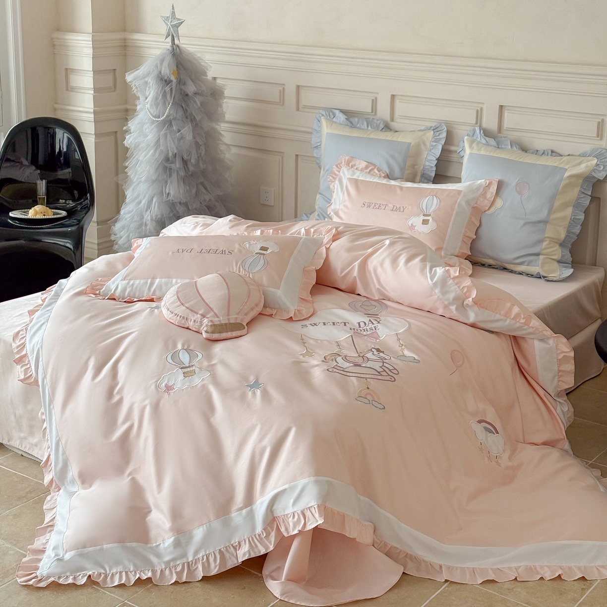 91家纺网 家纺一手货源 找家纺 （总）西西家居 2026新款50s长绒棉纯棉四件套-晴空漫游记-粉 会员-20元,商品控价：不得低于 线上（基础价）：小号床单款408/ 标准床单款442 线上（超级立减）：小号床单款368/ 标准床