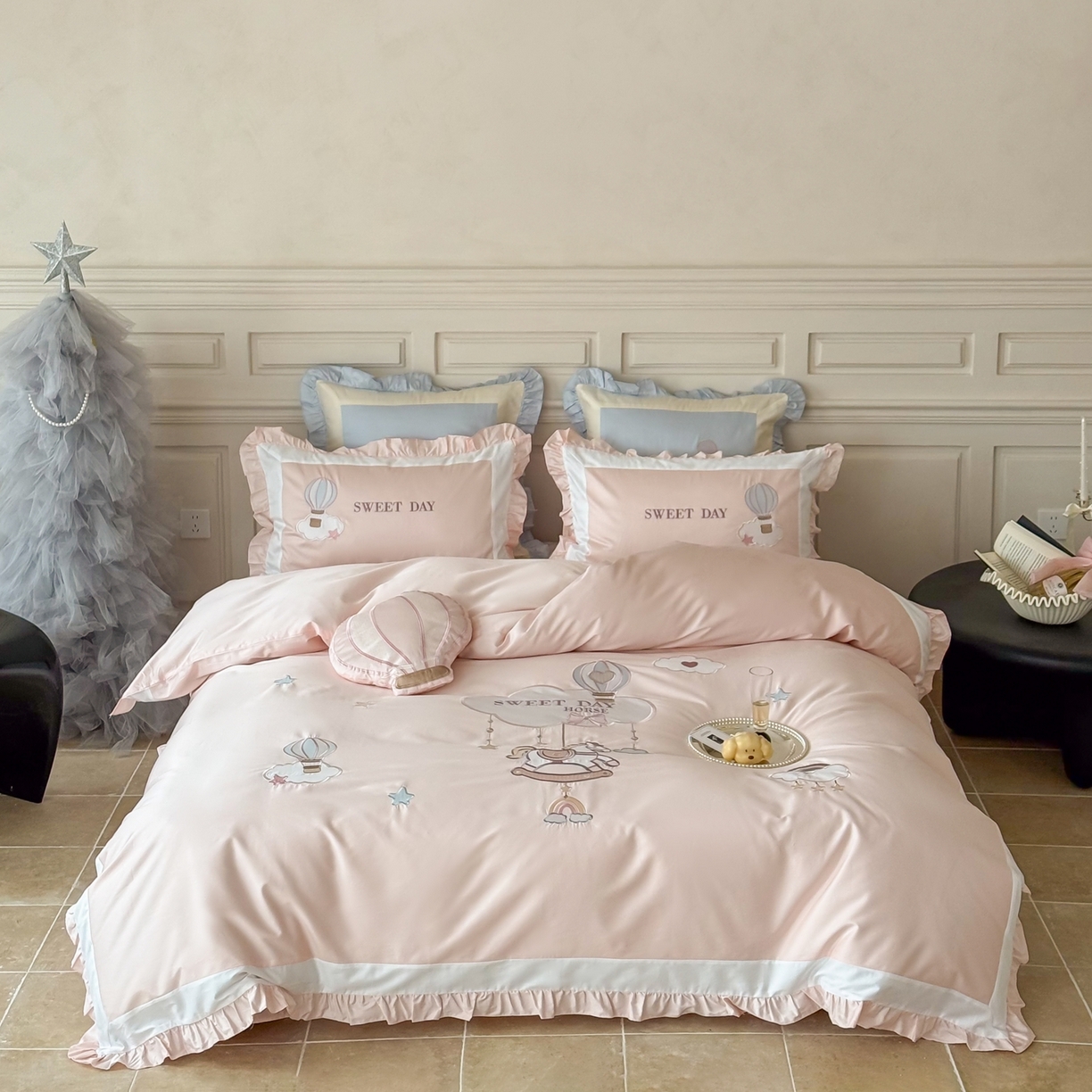 91家纺网 家纺一手货源 找家纺 （总）西西家居 2026新款50s长绒棉纯棉四件套-晴空漫游记-粉 会员-20元,商品控价：不得低于 线上（基础价）：小号床单款408/ 标准床单款442 线上（超级立减）：小号床单款368/ 标准床