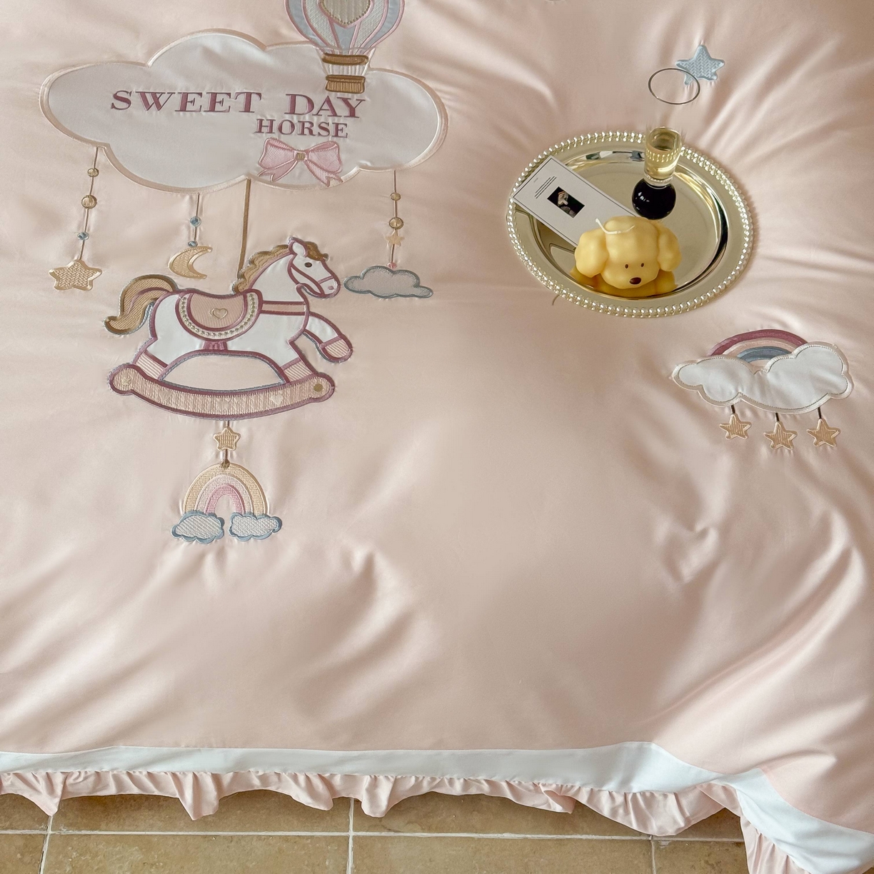 91家纺网 家纺一手货源 找家纺 （总）西西家居 2026新款50s长绒棉纯棉四件套-晴空漫游记-粉 会员-20元,商品控价：不得低于 线上（基础价）：小号床单款408/ 标准床单款442 线上（超级立减）：小号床单款368/ 标准床