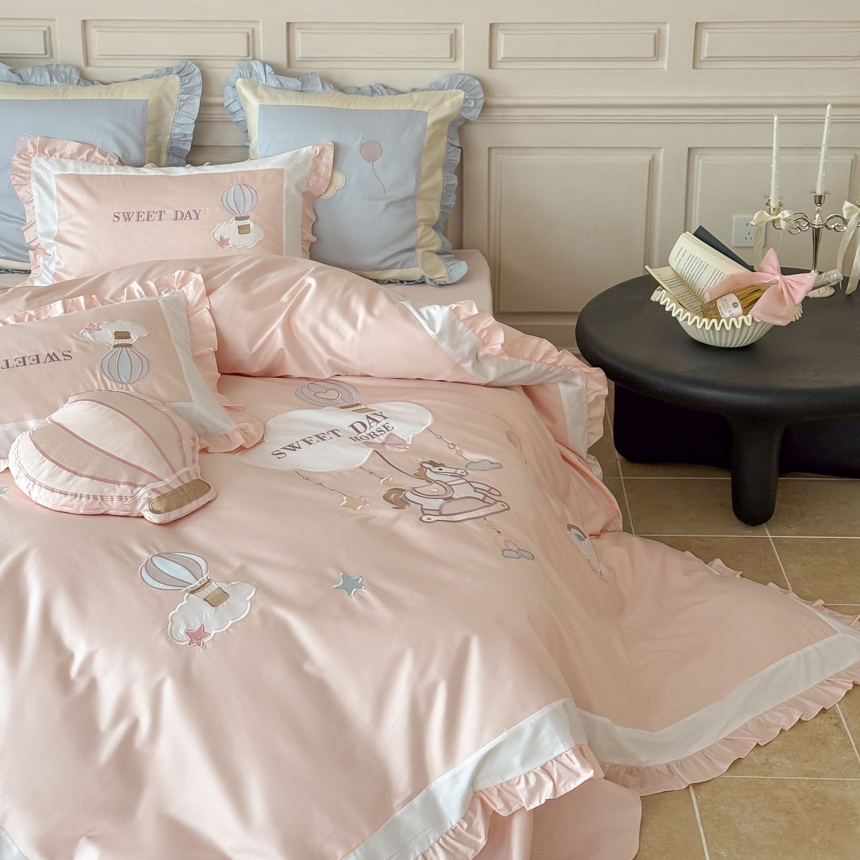 91家纺网 家纺一手货源 找家纺 （总）西西家居 2026新款50s长绒棉纯棉四件套-晴空漫游记-粉 会员-20元,商品控价：不得低于 线上（基础价）：小号床单款408/ 标准床单款442 线上（超级立减）：小号床单款368/ 标准床