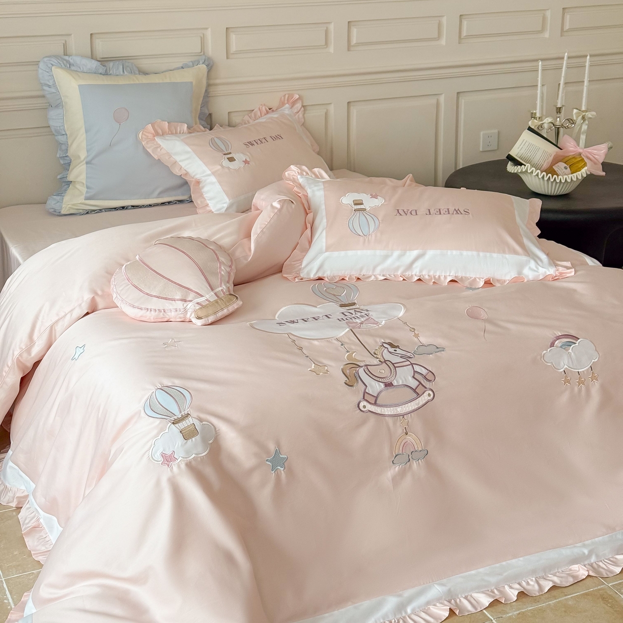 91家纺网 家纺一手货源 找家纺 （总）西西家居 2026新款50s长绒棉纯棉四件套-晴空漫游记-粉 会员-20元,商品控价：不得低于 线上（基础价）：小号床单款408/ 标准床单款442 线上（超级立减）：小号床单款368/ 标准床