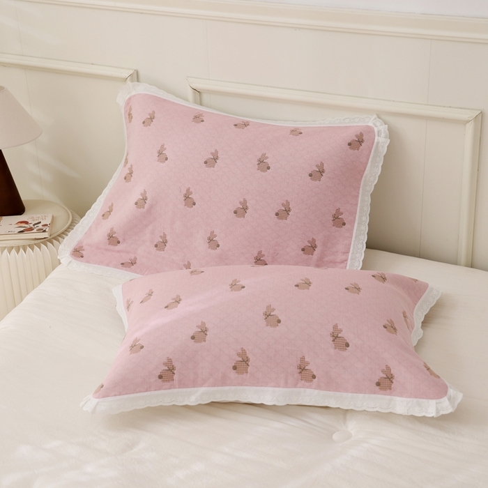 91家纺网 家纺一手货源 找家纺 朴尔家纺-毛巾被 2025新款韩版小碎花边全棉纯棉三层纱布枕巾 领结兔-粉