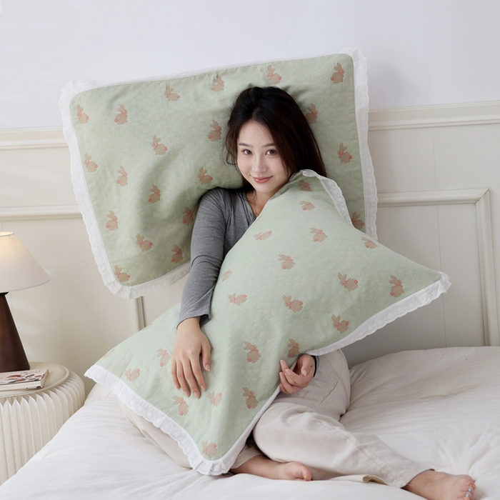 91家纺网 家纺一手货源 找家纺 朴尔家纺-毛巾被 2025新款韩版小碎花边全棉纯棉三层纱布枕巾 领结兔-绿