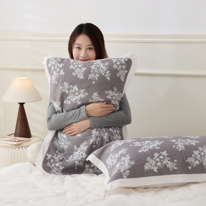 91家纺网 家纺一手货源 找家纺 朴尔家纺-毛巾被 2025新款韩版小碎花边全棉纯棉三层纱布枕巾 芬芳-灰