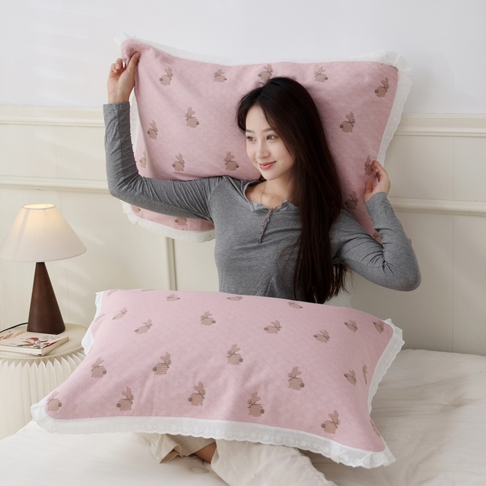 91家纺网 家纺一手货源 找家纺 朴尔家纺-毛巾被 2025新款韩版小碎花边全棉纯棉三层纱布枕巾 领结兔-粉