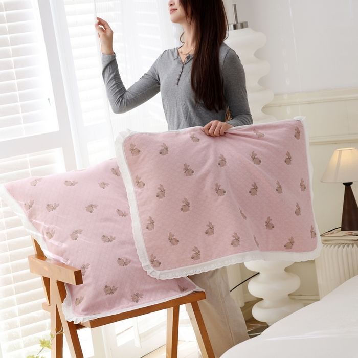 91家纺网 家纺一手货源 找家纺 朴尔家纺-毛巾被 2025新款韩版小碎花边全棉纯棉三层纱布枕巾 领结兔-粉