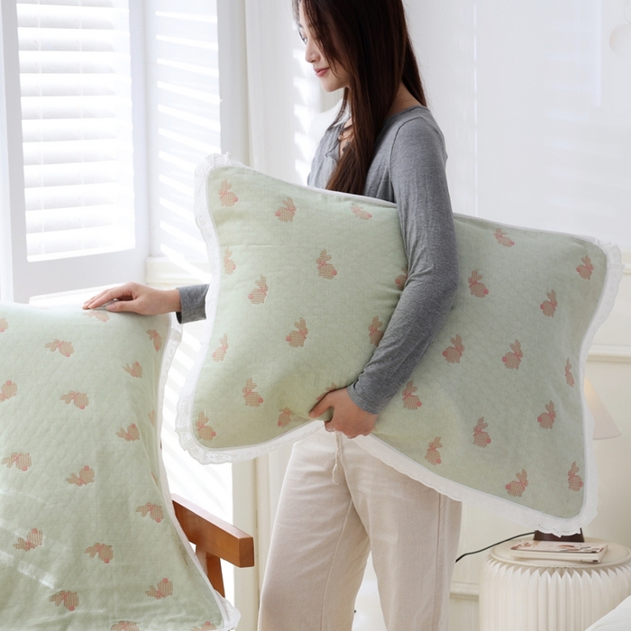 91家纺网 家纺一手货源 找家纺 朴尔家纺-毛巾被 2025新款韩版小碎花边全棉纯棉三层纱布枕巾 领结兔-绿