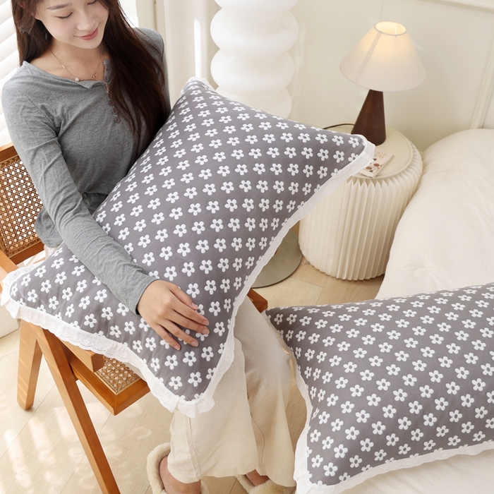 91家纺网 家纺一手货源 找家纺 朴尔家纺-毛巾被 2025新款韩版小碎花边全棉纯棉三层纱布枕巾 樱花季-灰