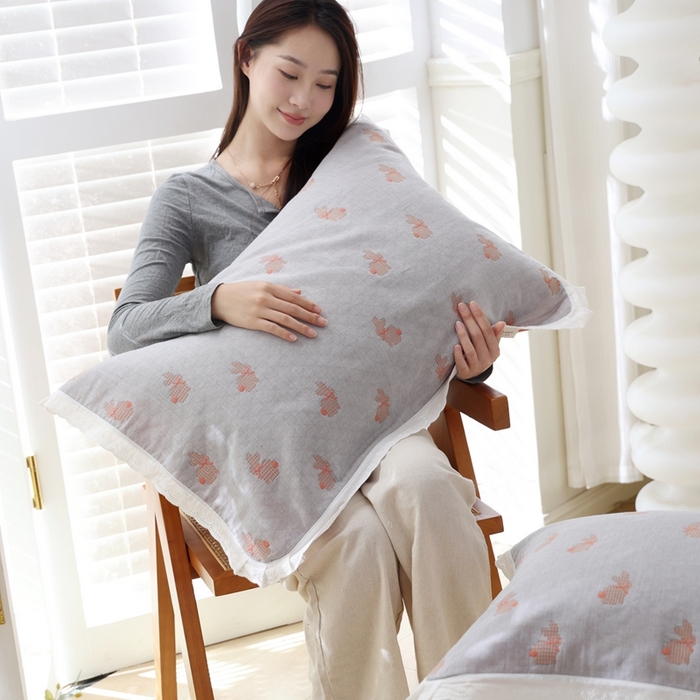 91家纺网 家纺一手货源 找家纺 朴尔家纺-毛巾被 2025新款韩版小碎花边全棉纯棉三层纱布枕巾 领结兔-灰