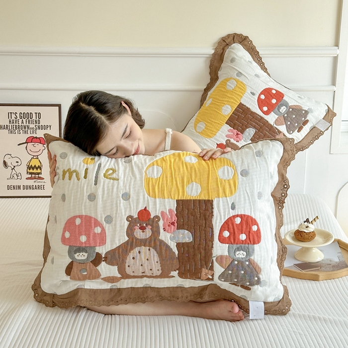 91家纺网 家纺一手货源 找家纺 朴尔家纺-毛巾被 2026新款韩版花边卡通水洗起皱纯棉六层纱布枕巾 蘑菇屋一家