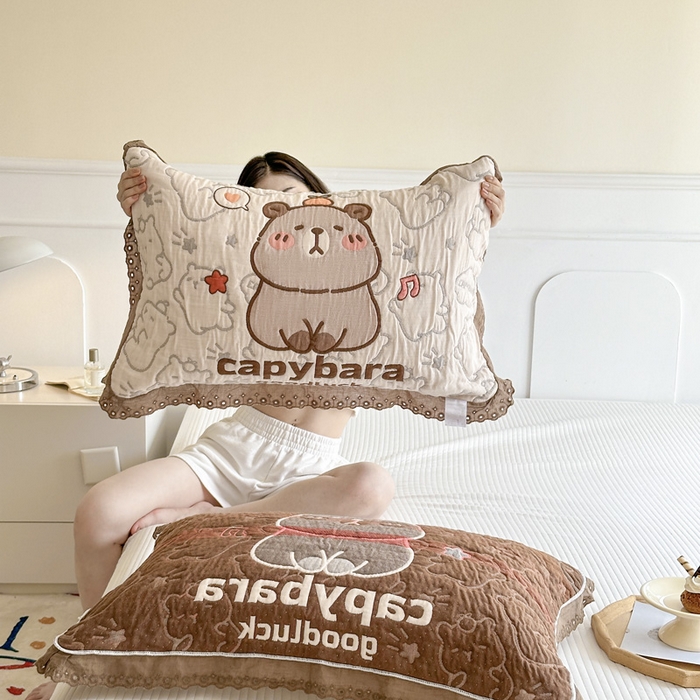 91家纺网 家纺一手货源 找家纺 朴尔家纺-毛巾被 2026新款韩版花边卡通水洗起皱纯棉六层纱布枕巾 卡皮巴拉